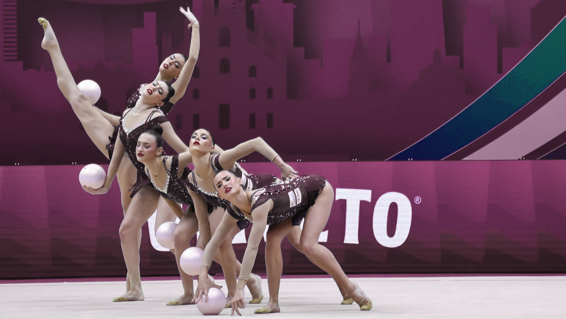 Equipo español de gimnasia rítmica durante una competición